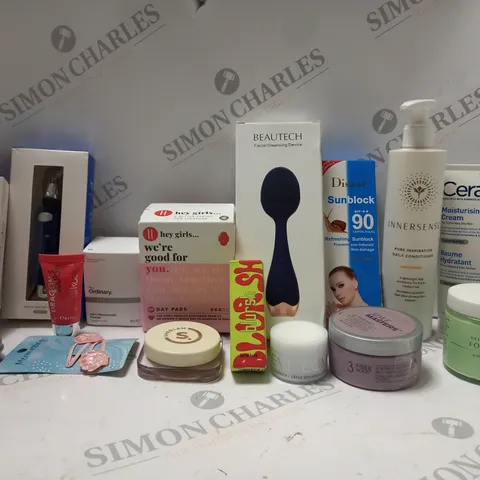 BOX OF APPROX 10 ASSORTED BEAUTY PRODUCTS TO INCLUDE BEAUTECH FACIAL CLEANSING DEVICE, INNERSENSE DAILY CONDITIONER, CERAVE MOISTURISING CREAM, ETC