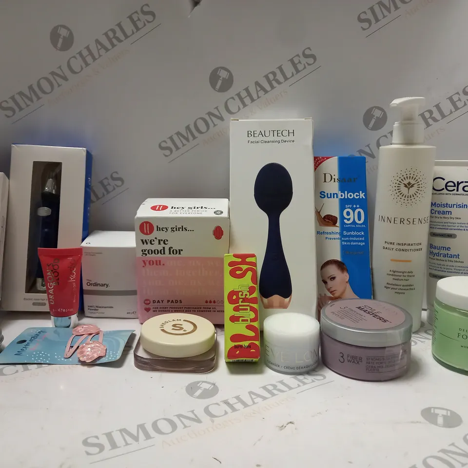 BOX OF APPROX 10 ASSORTED BEAUTY PRODUCTS TO INCLUDE BEAUTECH FACIAL CLEANSING DEVICE, INNERSENSE DAILY CONDITIONER, CERAVE MOISTURISING CREAM, ETC 