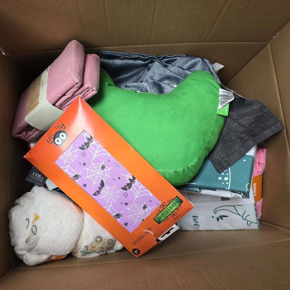 APPROXIMATELY 30 ASSORTED ITEMS TO INCLUDE SOFT TOUCH DUVET SET, XBOX CONTROLLER CUSHION, PILLOWCASES, ETC