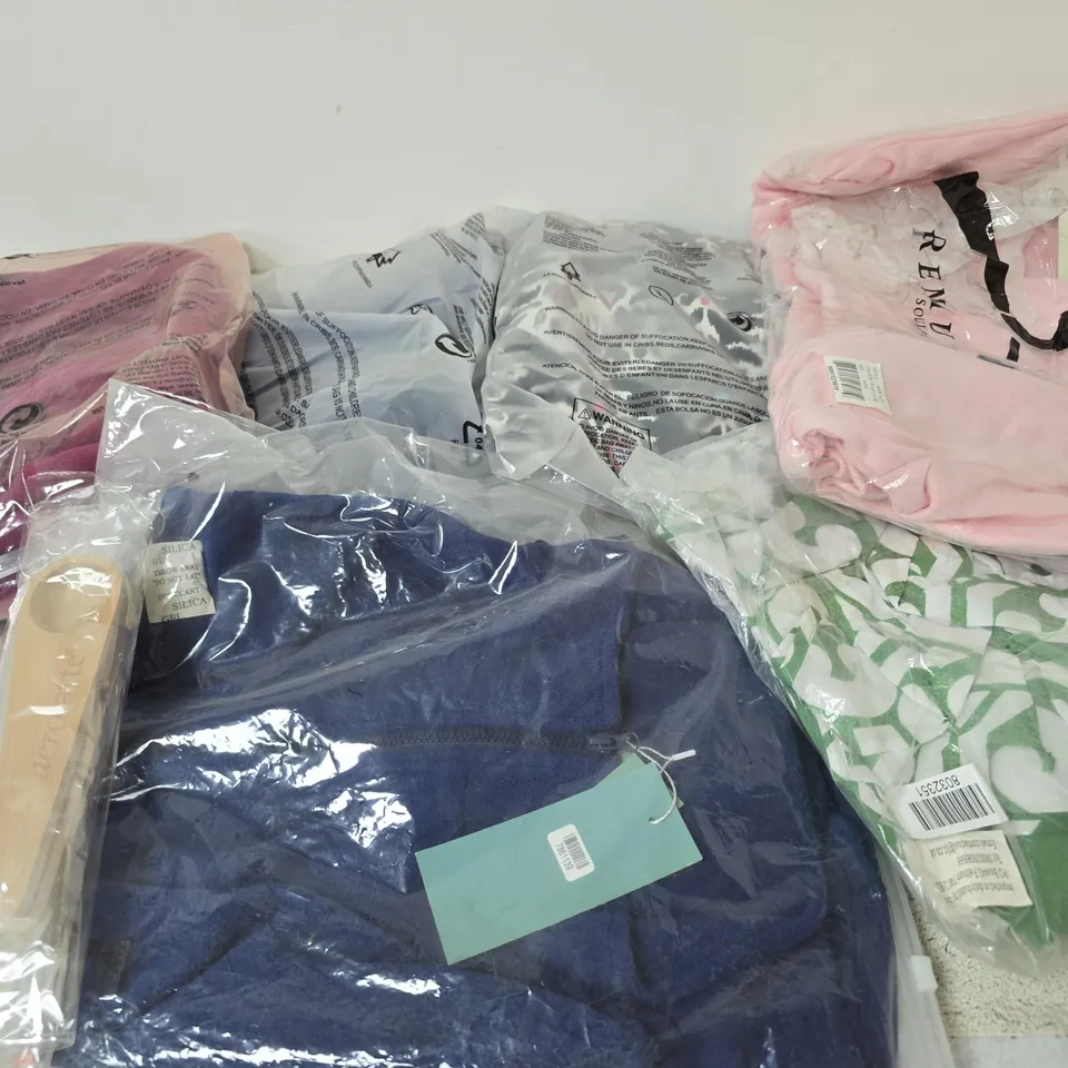 BOX OF APPROX 20 ASSORTED CLOTHING ITEMS TO INCLUDE JUMPERS, SHIRTS, TOPS, ETC 