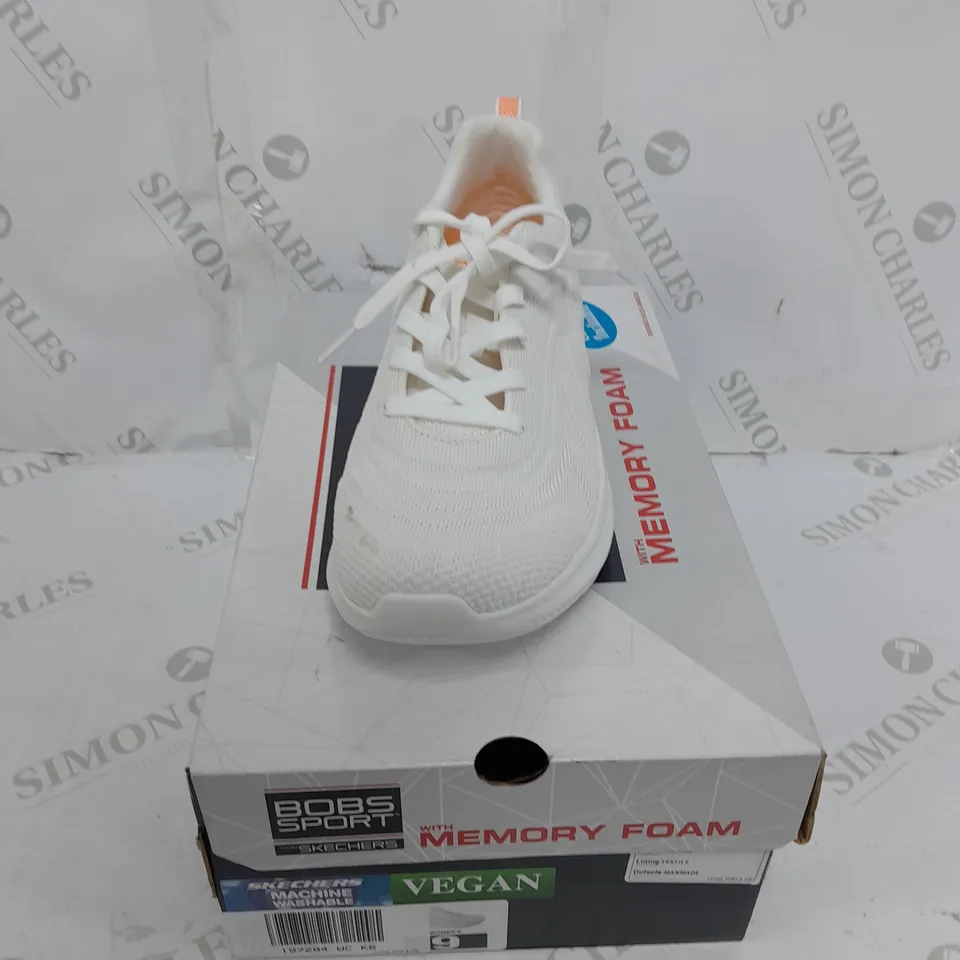BOXED PAIR OF SKETCHERS WHITE TRAINERS SIZE 6