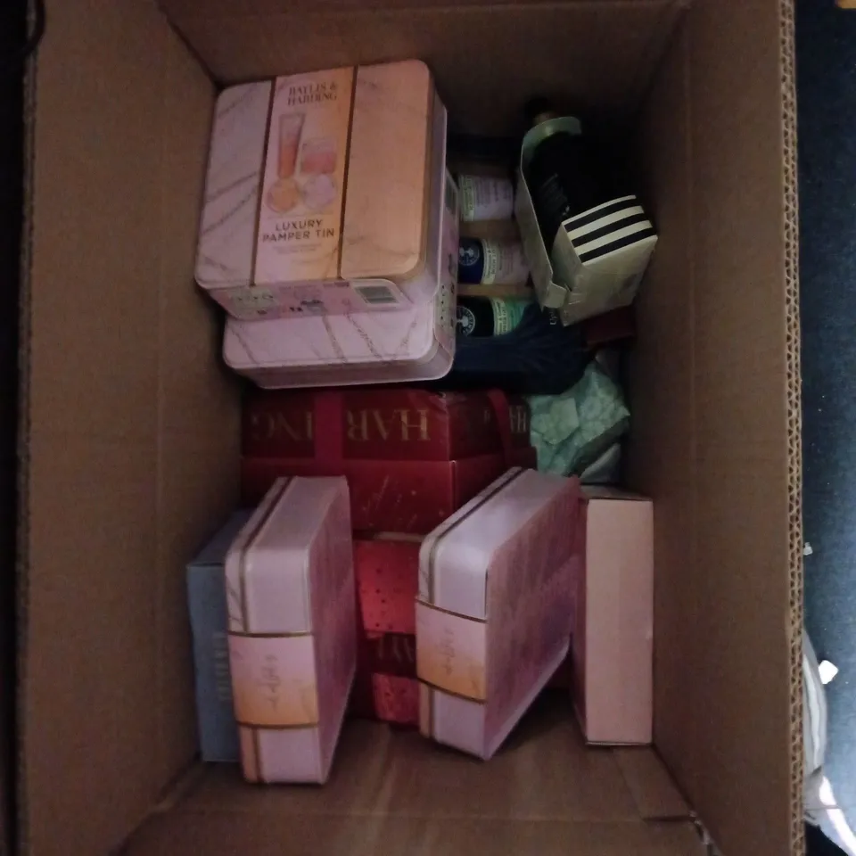 BOX OF APPROXIMATELY 7 ASSORTED COSMETIC BOXSETS TO INCLUDE:LUXURY PAMPER TIN AND MANICURE SET