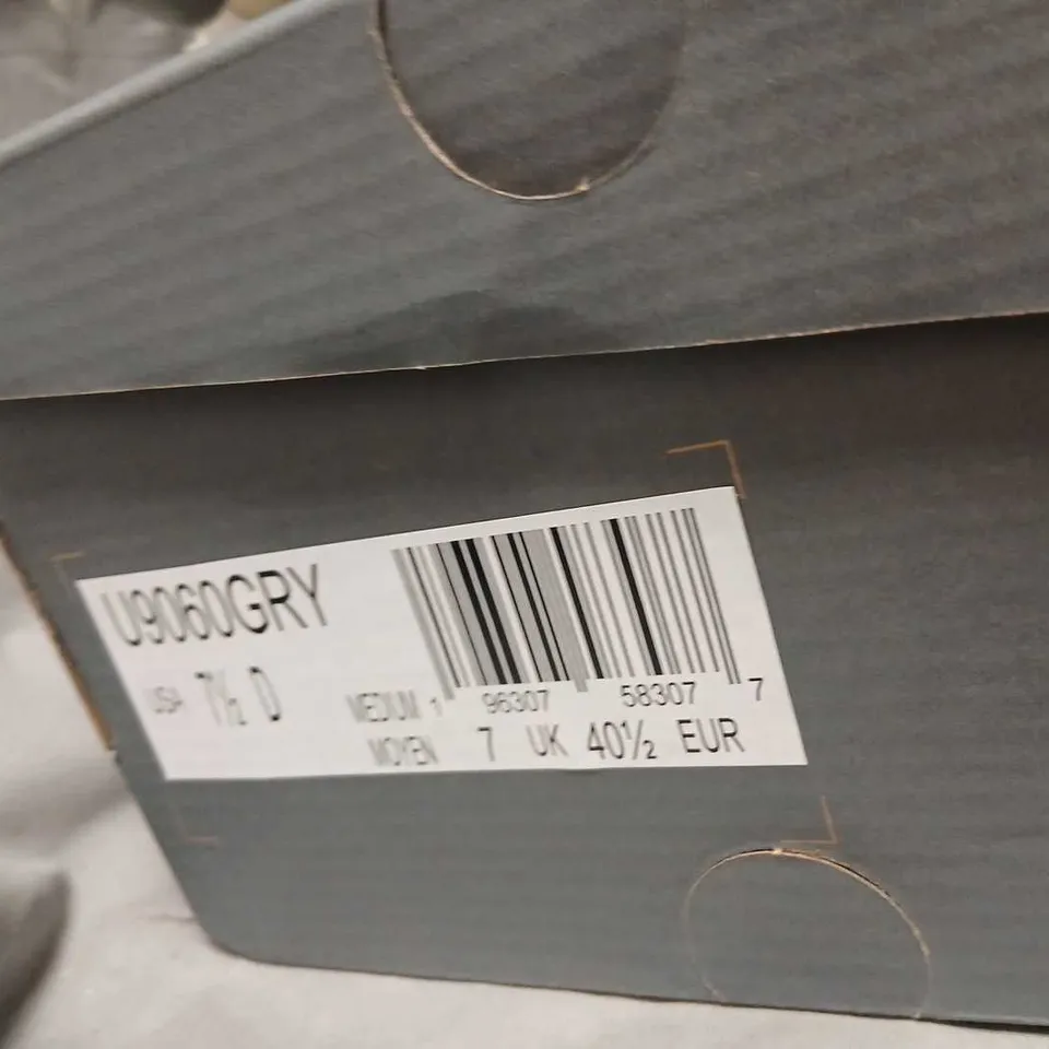 NEW BALANCE SNEAKERS – GREY/WHITE, UK 7 (US 7.5 D, EUR 40.5) MEN