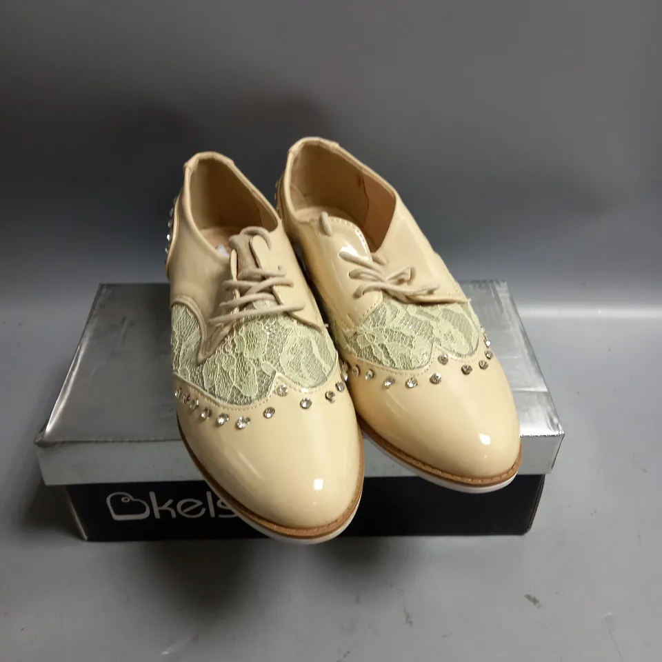 BOXED KELSI LADIES FLAT BEIGE BROGUES WITH LACE AND DIAMANTE DETAIL. SIZE 4