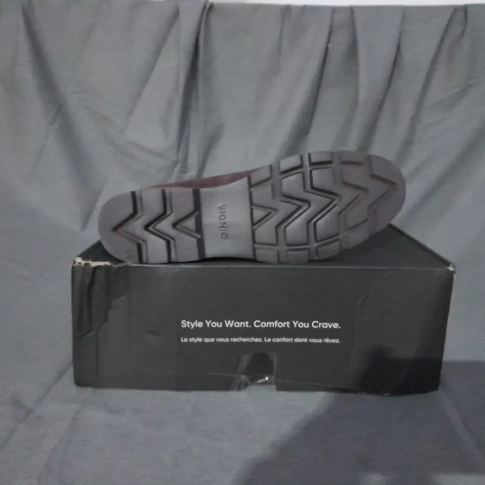 BOXED PAIR OF VIONIC CHARM ESTILLO BOOTS IN CHOCOLATE SIZE 8 