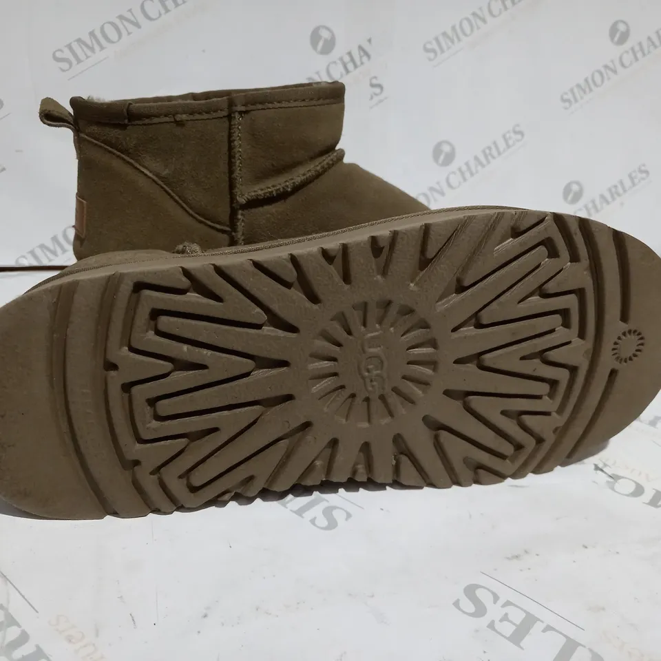 UGG WOMENS BOOTS THICK SOLE TAUPE SIZE - UK 9.5