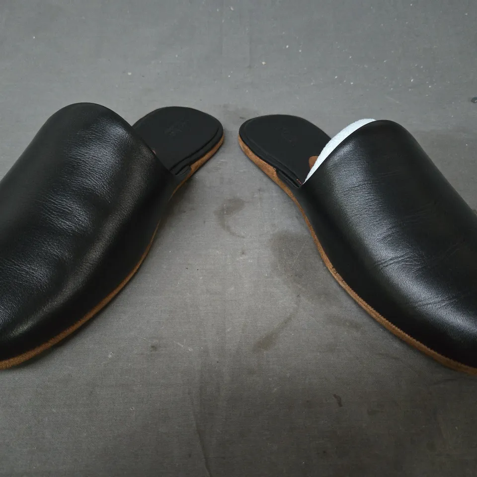 BOXED PAIR OF LOAKE MULE SLIPPERS IN BLACK SIZE 8