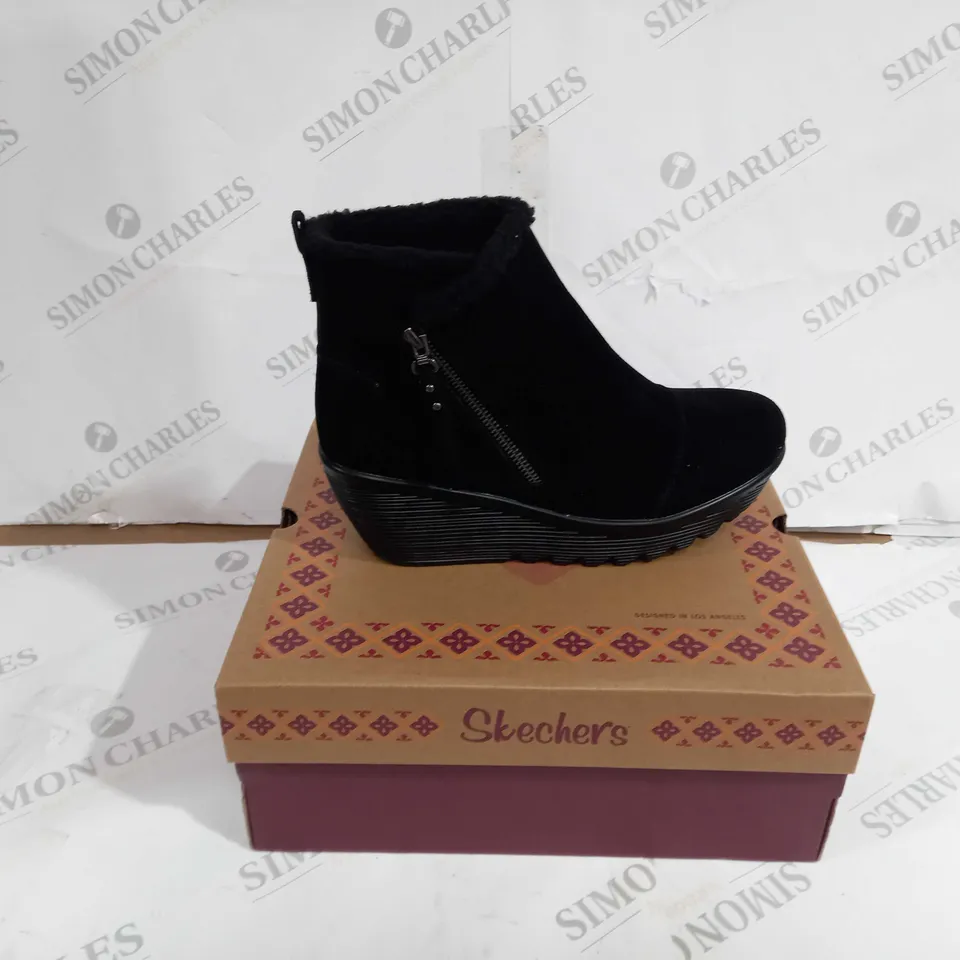 BOXED PAIR OF SKECHERS PARALLEL OFF HOURS SIDE ZIP BOOT BLACK SIZE 5.5