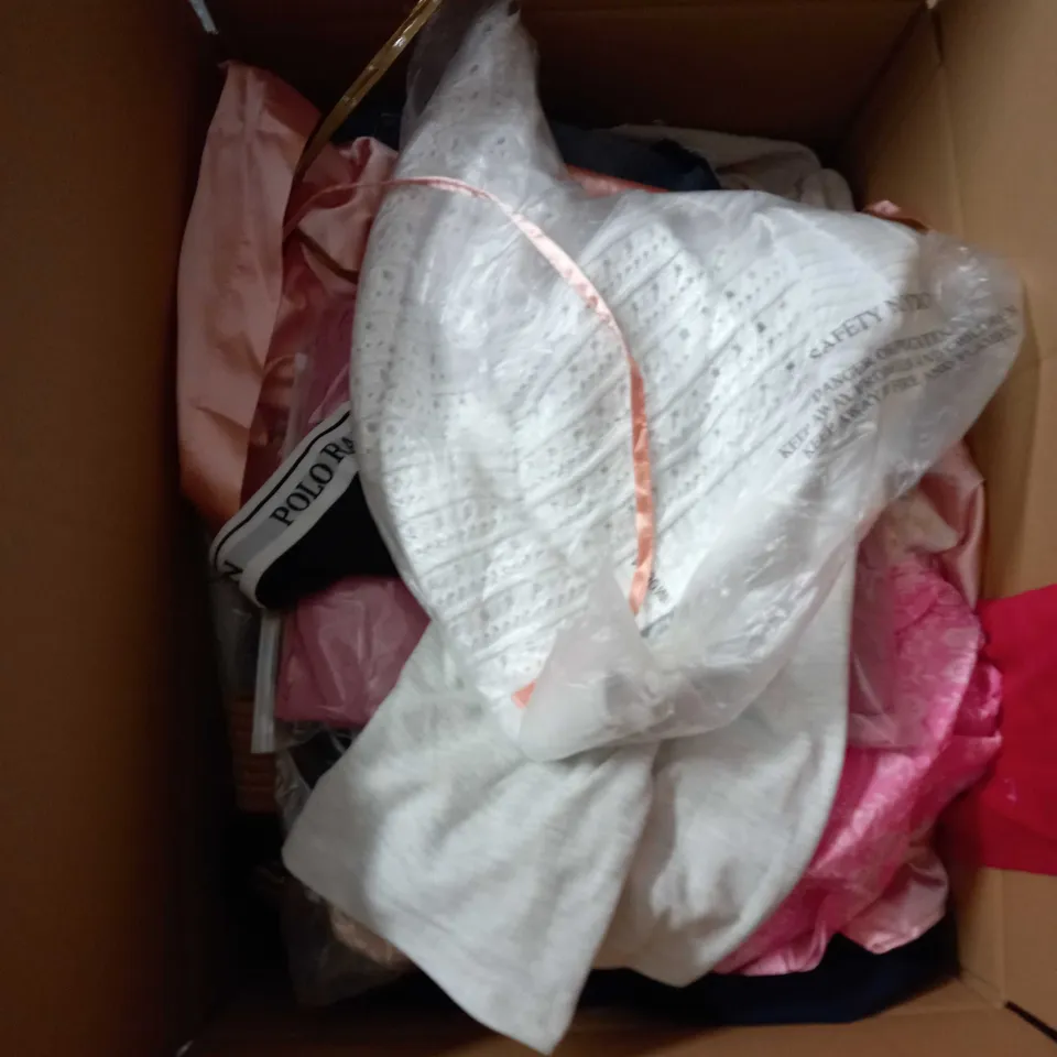 BOX OF APPROX 35 ASSORTED CLOTHING ITEMS TO INCLUDE - DRESSES, T-SHIRTS AND TROUSERS
