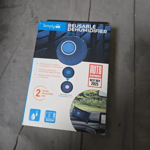 APPROXIMATELY 9 ASSORTED AUTOMOTIVE ITEMS INCLUDING CABIN FILTER , REUSABLE DEHUMIDIFIER AND CLAMP