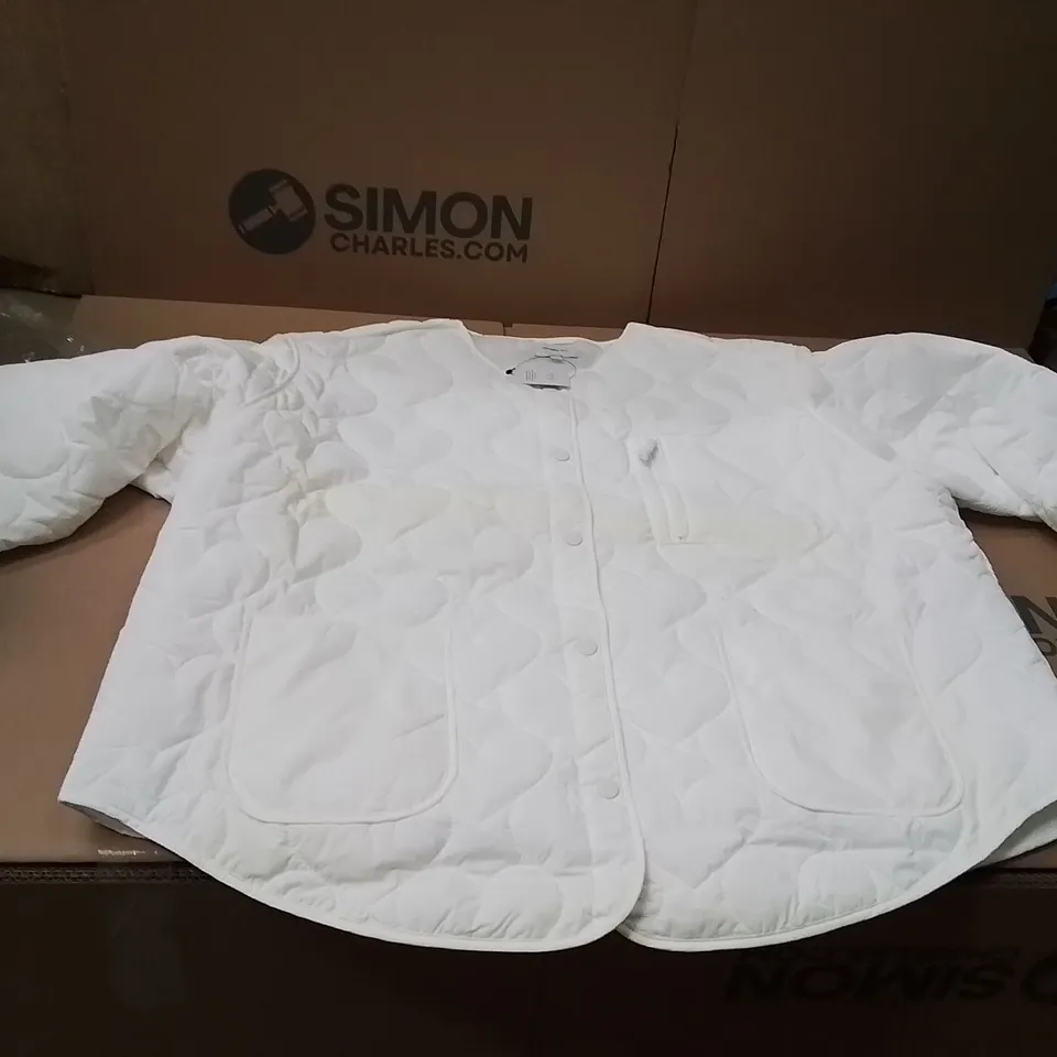 BOXED BRAND NEW APPROXIMATELY 5 SIMPLY BE QUILTED WHITE JACKET SIZE 24