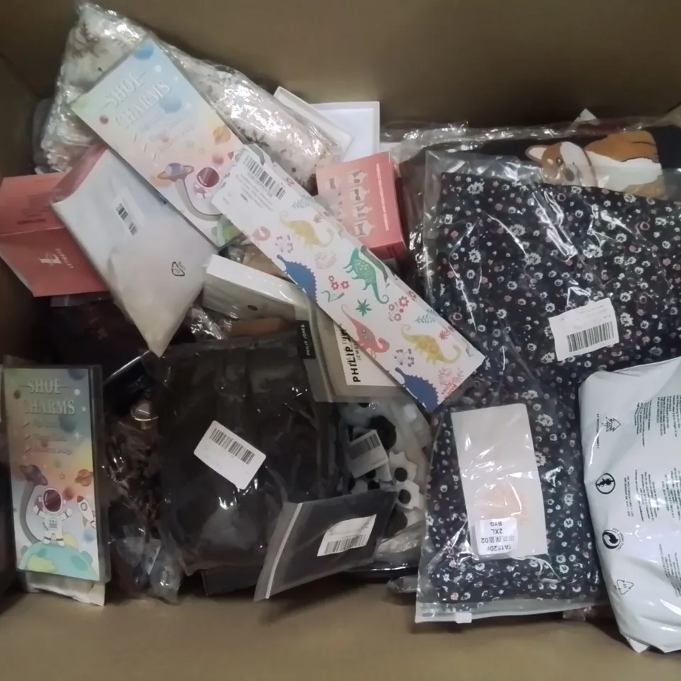 BOX CONTAINING VARIOUS BAGGED CLOTHING ITEMS AND MIXED DRESS UP/COSTUME JEWELLERY IN SILVER AND SILVER PLATE ECT.