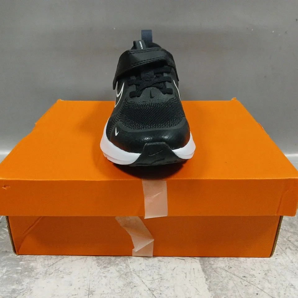 BOXED PAIR OF NIKE KID'S COSMIC RUNNER SHOES IN BLACK/WHITE SIZE UK 10.5