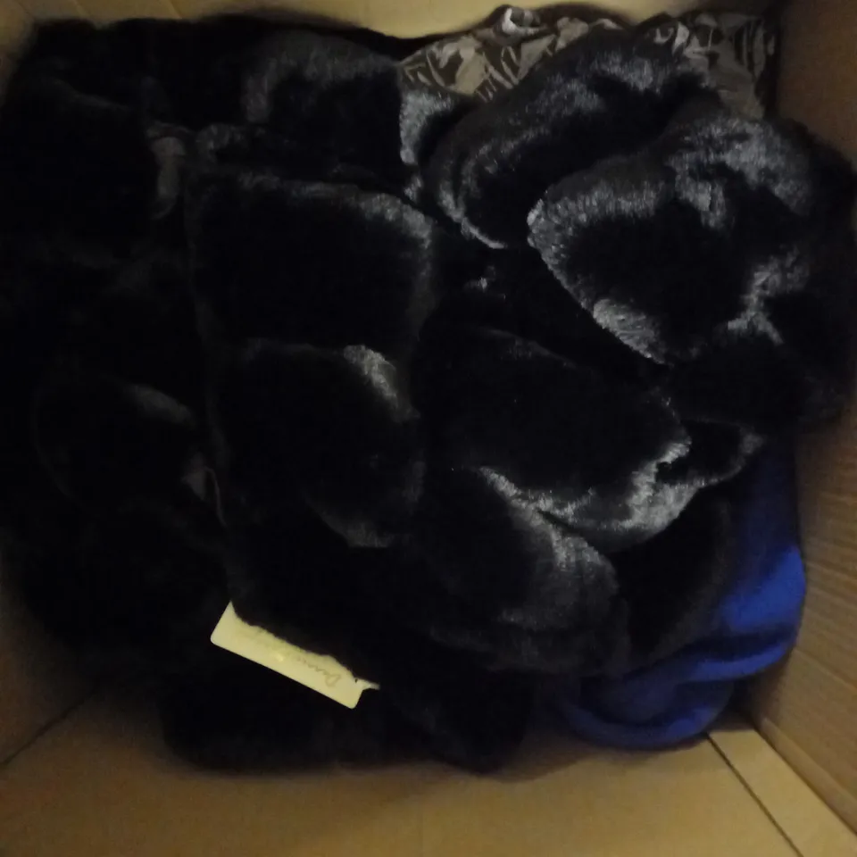 BOX OF APPROX. 5 CLOTHING ITEMS TO INCLUDE COATS IN VARIOUS COLOURS AND SIZES /COLLECTION ONLY 
