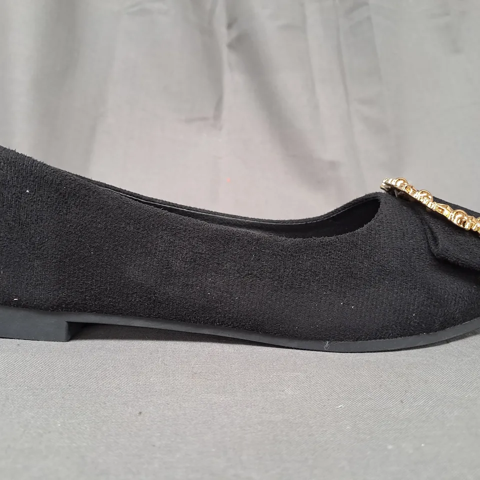 BOXED PAIR OF DESIGNER SLIP-ON SHOES IN BLACK W. GOLD EFFECT DETAIL EU SIZE 39