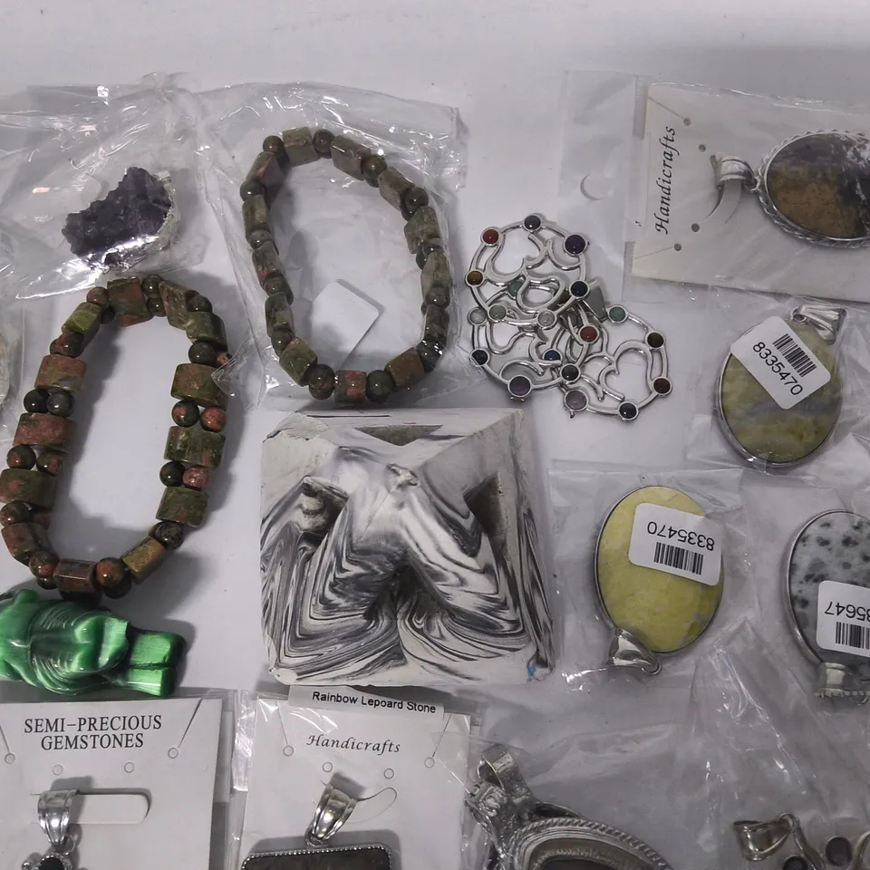 LOT OF APPROXIMATELY 30 ASSORTED FASHION JEWELLERY ITEMS TO INCLUDE BRACELETS, NECKLACE PENDANTS AND PYRAMID ORNAMENT