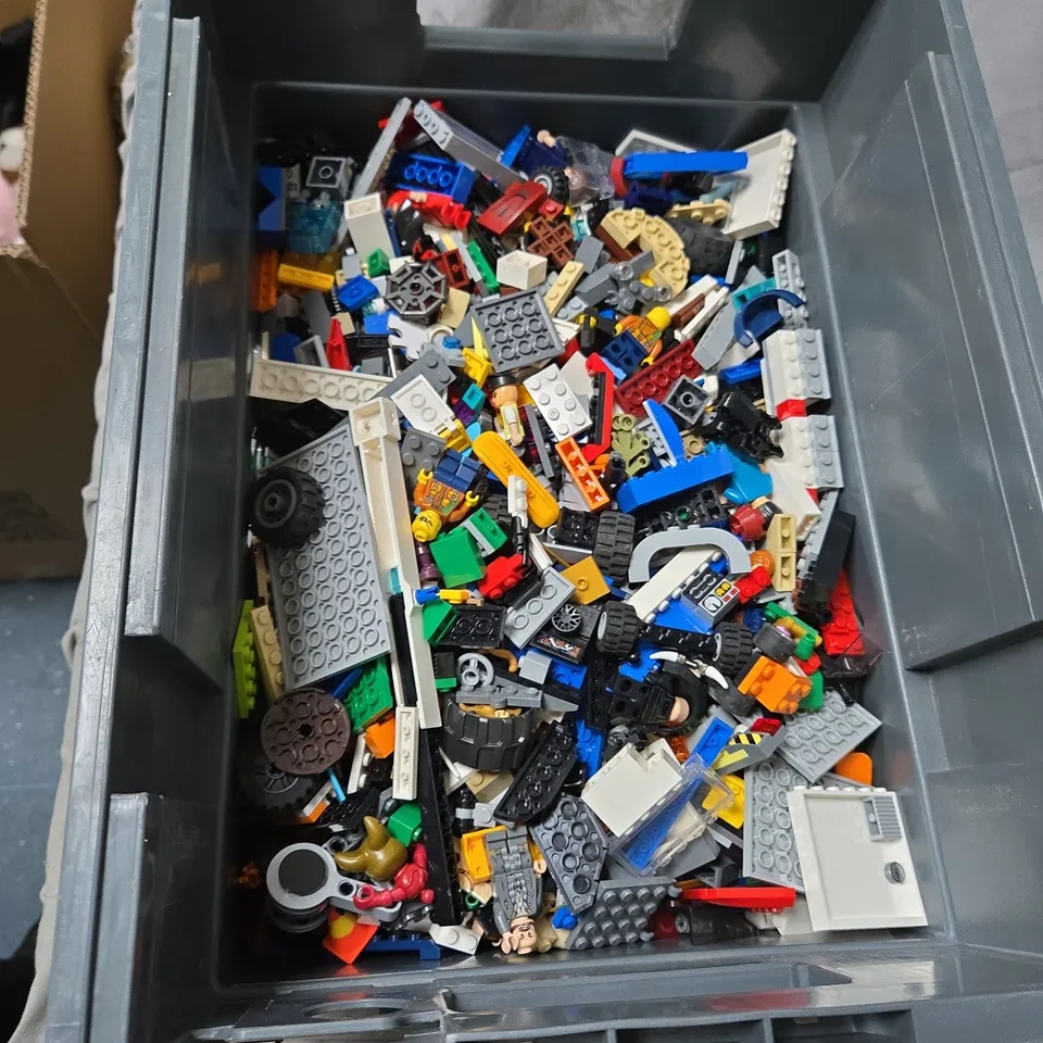 BOX OF ASSORTED LEGO BUILDING BRICKS