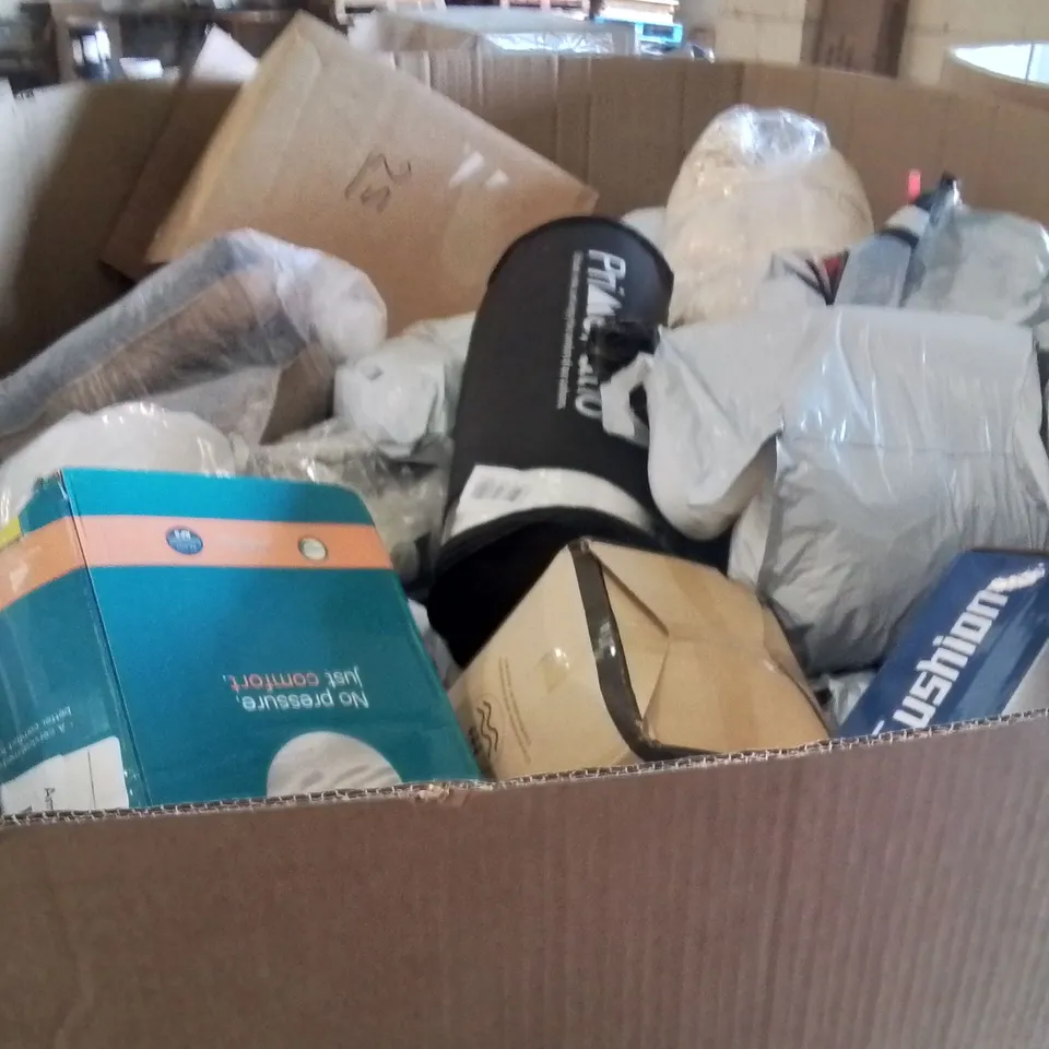 PALLET CONTAINING A LARGE QUANTITY OF PILLOWS