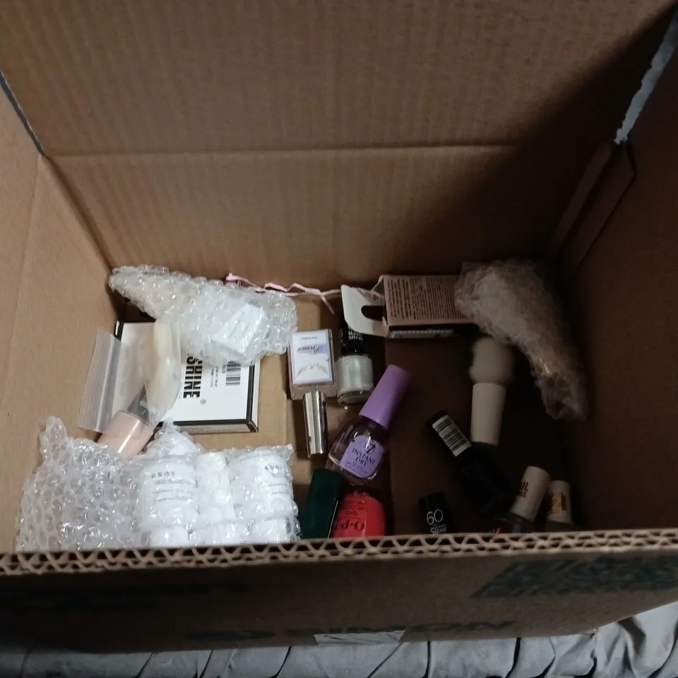 APPROXIMATELY 20 BOTTLES OF NAIL VARNISH TO INCLUDE OPI, ESSIE AND MANICURIST