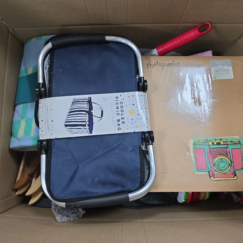 APPROXIMATELY 15 ASSORTED ITEMS TO INCLUDE TO INCLUDE COOLER PICNIC BASKET, 3 TIER CAKE STAND, PHOTO ALBUM, ETC - COLLECTION ONLY