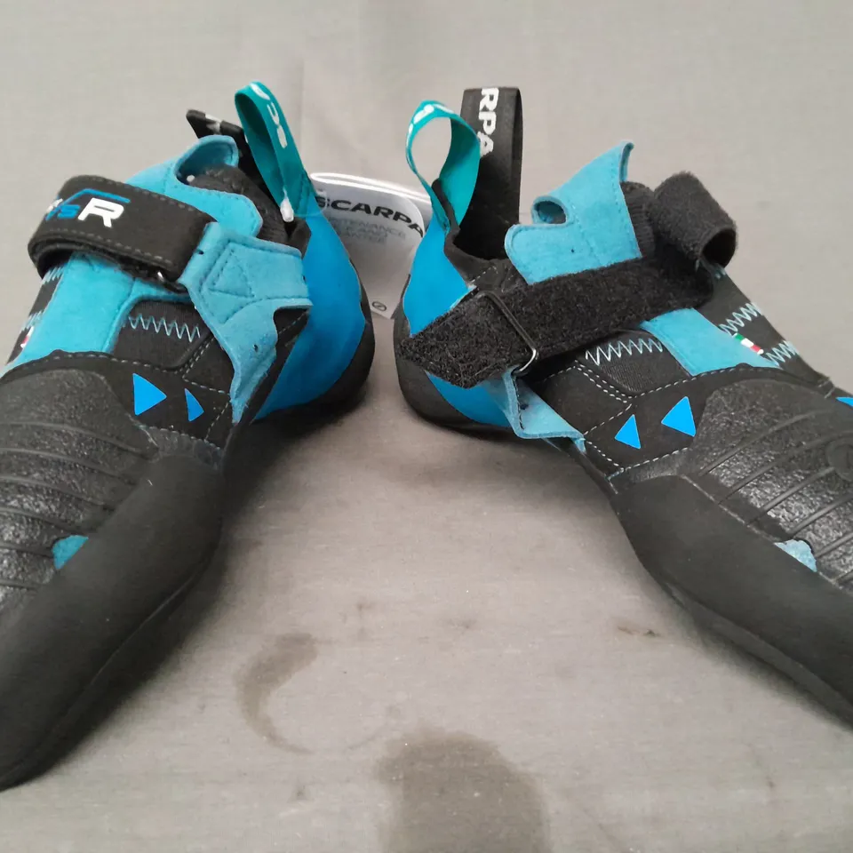 BOXED PAIR OF SCARPA INSTINCT VSR CLIMBING SHOES IN BLACK/BLUE UK SIZE 7