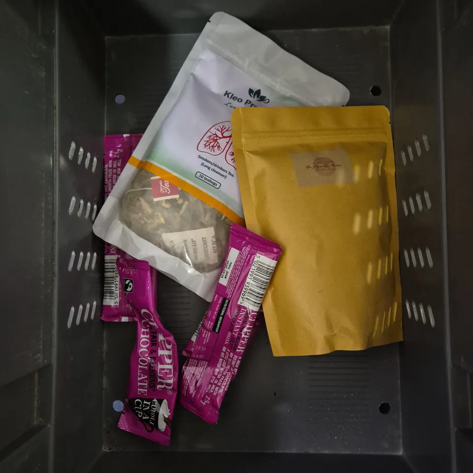 APPROXIMATELY 15 ASSORTED FOOD AND DRINK PRODUCTS TO INCLUDE - CADBURY CREME EGG EASTER EGG - PACT COFFEE - CASTRURIALI EXTRA VIRGIN OLIVE OIL - ETC - COLLECTION ONLY