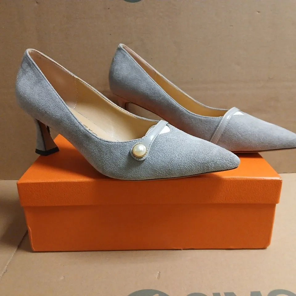 BOXED PAIR OF CASTAMERE POINTED TOE HEELED SHOES IN GREY SIZE EU 42