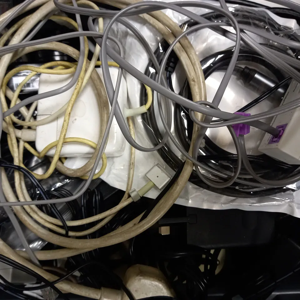 LOT OF APPROXIMATELY 15 ASSORTED ELECTRICAL ITEMS, TO INCLUDE MOUSE, POWER SUPPLY UNIT, ETC
