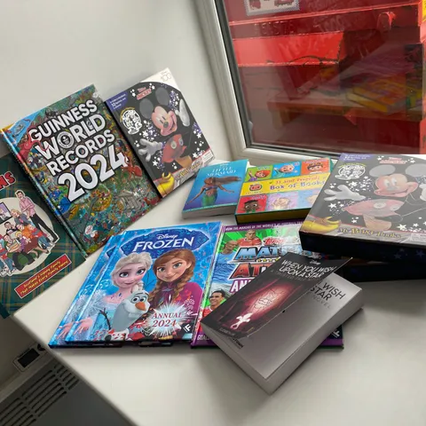 BOX OF ASSORTED ITEMS TO INCLUDE: THE LITTLE MERMAID OFFICIAL MOVIE NOVELISATION, GUINNESS WORLD RECORDS 2024, MICKEY BUSY BOOK, THE BROONS SCOTLAND HAPPY FAMILY THAT MAKESS EVERY FAMILY HAPPY ETC