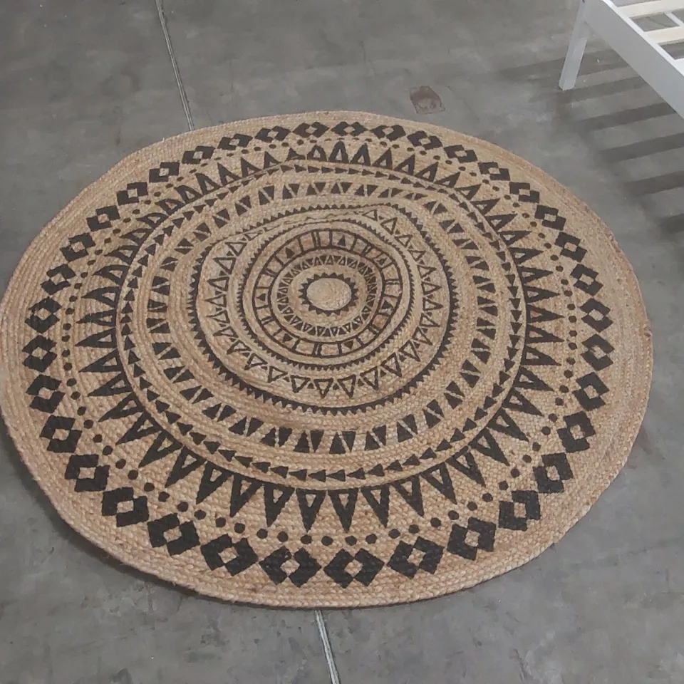 SAFAVIEH HAND LOOMED BLACK/BROWN RUG RUG SIZE: ROUND 152CM