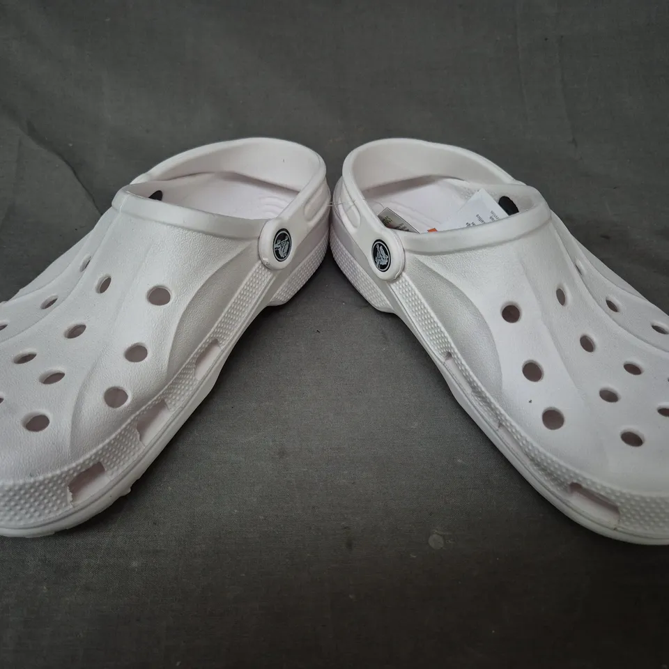 PAIR OF CROCS BAYABAND CLOGS IN WHITE UK SIZE M4/W5