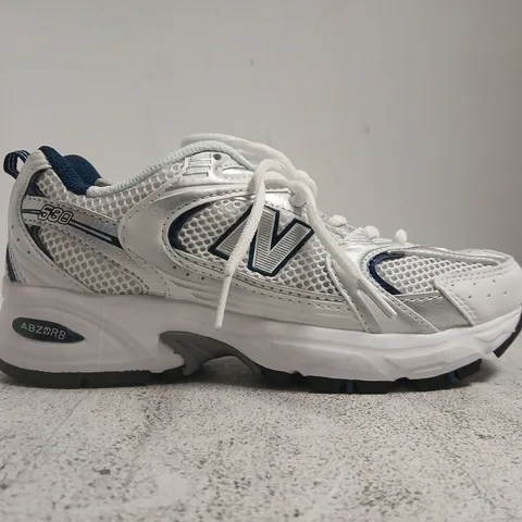 BOXED PAIR OF NEW BALANCE 530 TRAINERS IN WHITE/SILVER/NAVY SIZE UK 4.5