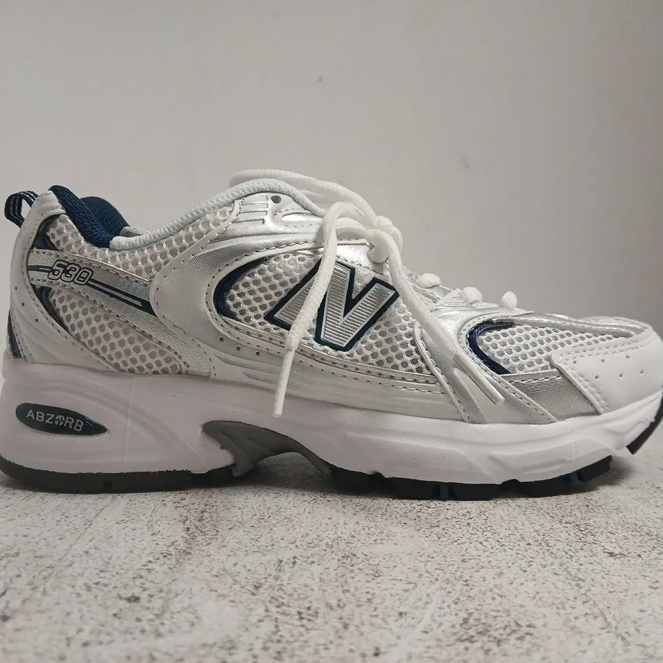 BOXED PAIR OF NEW BALANCE 530 TRAINERS IN WHITE/SILVER/NAVY SIZE UK 4.5
