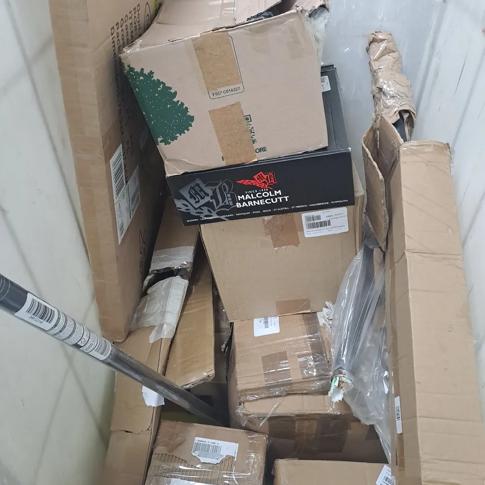 CAGE OF APPROXIMATELY 10 ASSORTED HOUSEHOLD ITEMS TO INCLUDE MIRROR, SOLAR PATHWAY LIGHT, ETC - COLLECTION ONLY