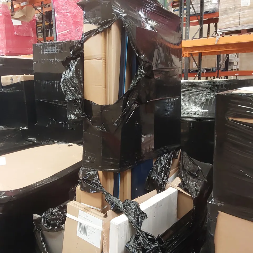 PALLET CONTAINING A LARGE QUANTITY OF BATHROOM FURNITURE PARTS INCLUDING: BATHROOM PANELS ECT