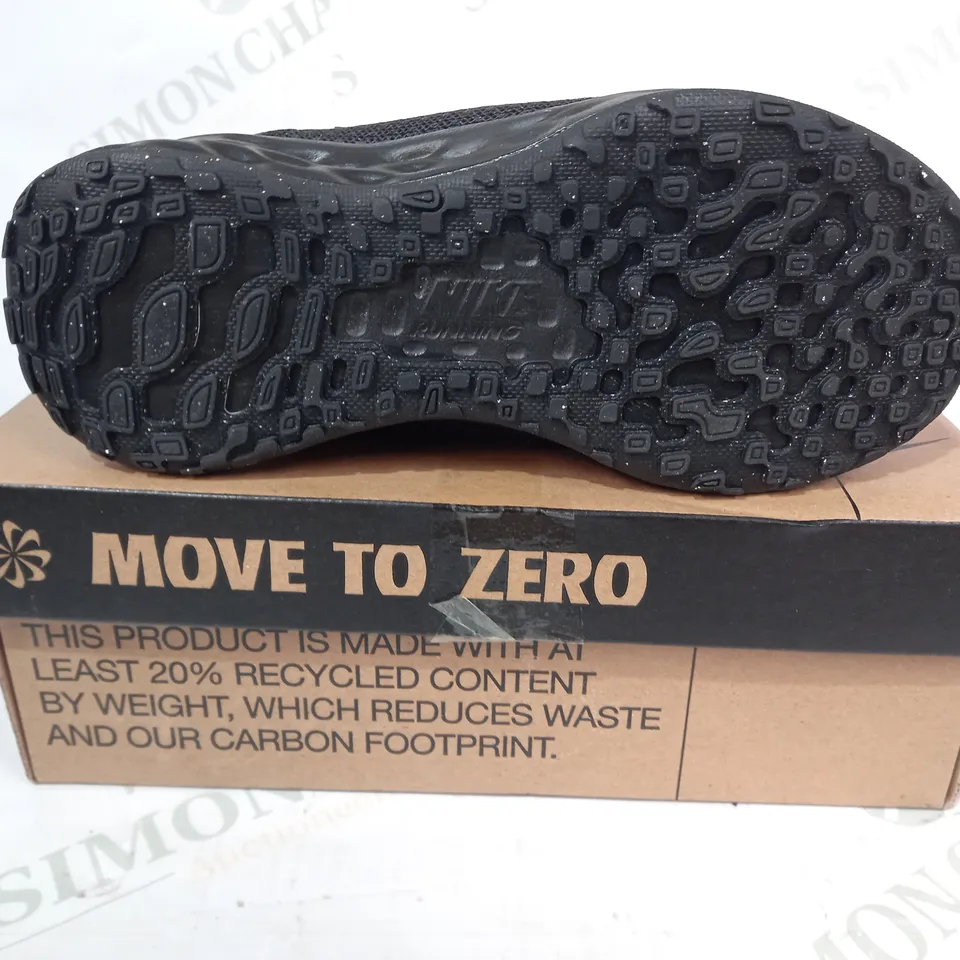 BOXED PAIR OF NIKE REVOLUTION 6 NN KIDS SHOES IN BLACK UK SIZE 12