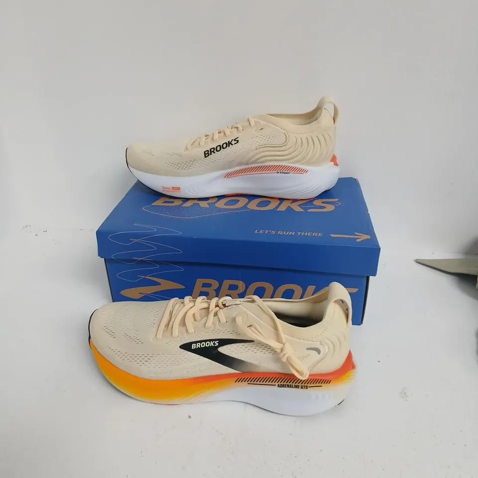 BROOKS ADRENALINE GTS 25 MEN'S RUNNING SHOES – UK 8.5 (US 9.5), BEIGE/ORANGE