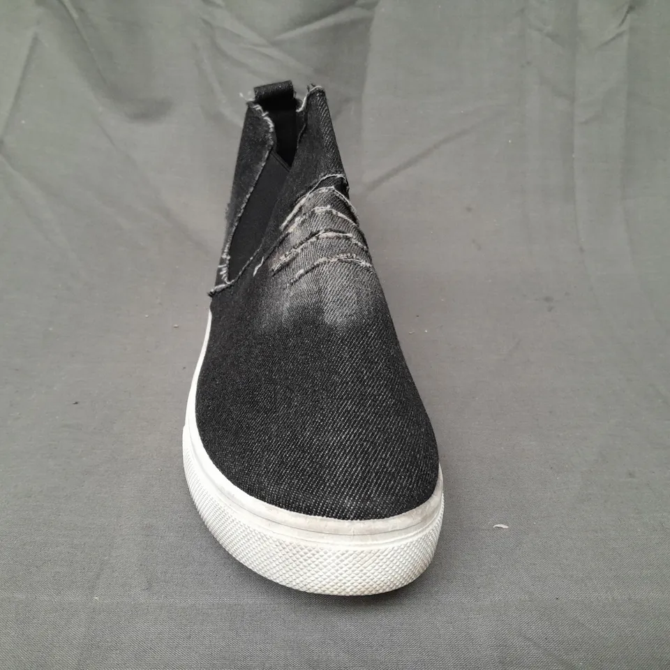 BOXED PAIR OF W.S AM-035 SHOES IN BLACK EU SIZE 40