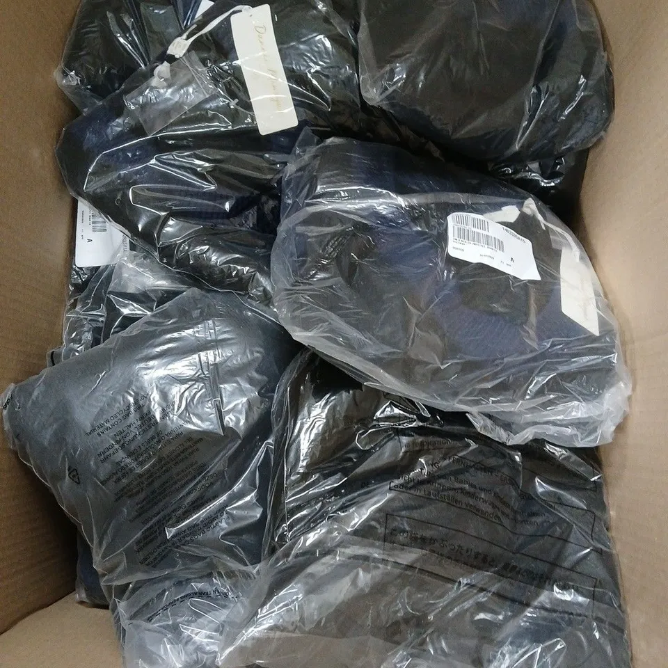 APPROXIMATELY 20 DANII MINOGUE PETITES V NECK JUMPERS IN BLUE/BLACK ASSORTED SIZES
