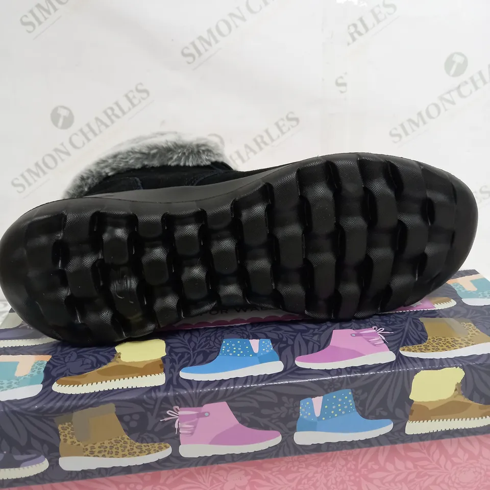 BOXED SKETCHERS GOWALK BOOTS IN BLACK WITH FUR TOP - UK SIZE 7