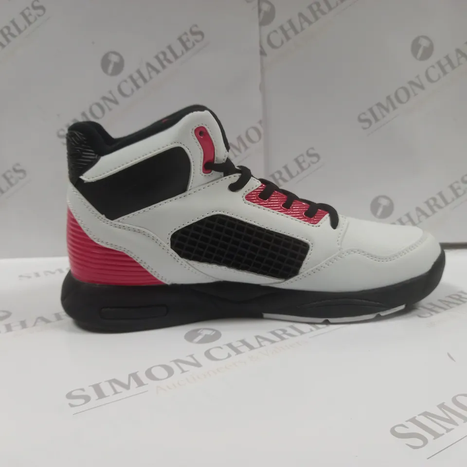 PAIR OF SHAQ BANKSHOT TRAINERS UK SIZE 7