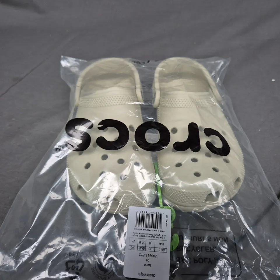 BAGGED PAIR OF CROCS CLASSIC CLOG BONE UK J5