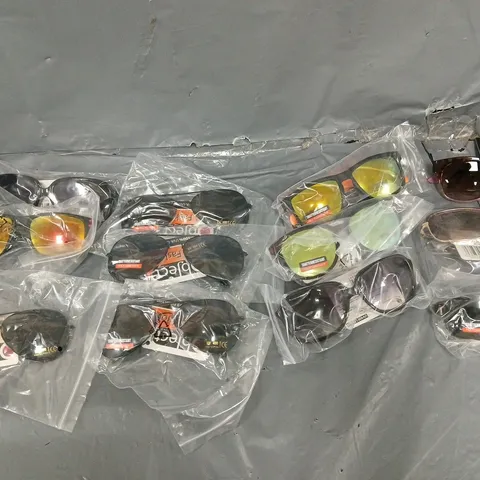 APPROXIMATELY 200 ASSORTED FASHION GLASSES BY OBJECT IN VARIOUS STYLES AND SIZES