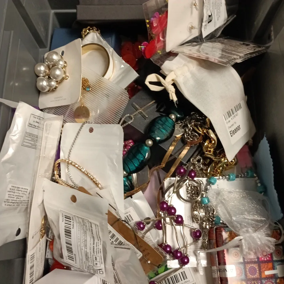 APPROXIMATELY 20 ASSORTED JEWELLERY PRODUCTS TO INCLUDE EARRINGS, NECKLACES, BRACELETS ETC