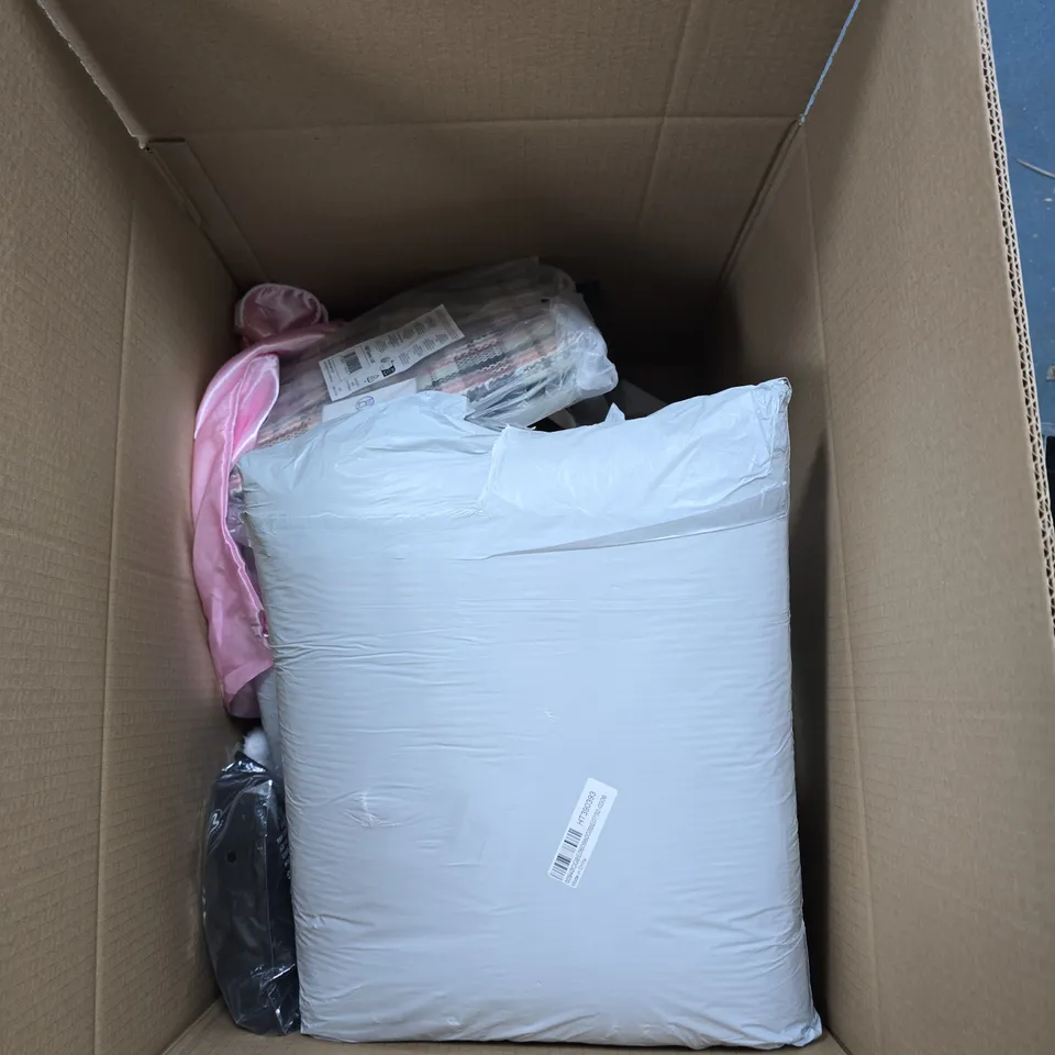 BOX OF APPROXIMATELY 15 ASSORTED ITEMS TO INCLUDE BIRD FEEDER AND STRAP ON WEIGHT