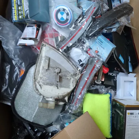 LARGE BOX OF ASSORTED CAR ITEMS TO ICLUDE - TOOLS - LIGHTS - CAR PLAY ADAPTER 