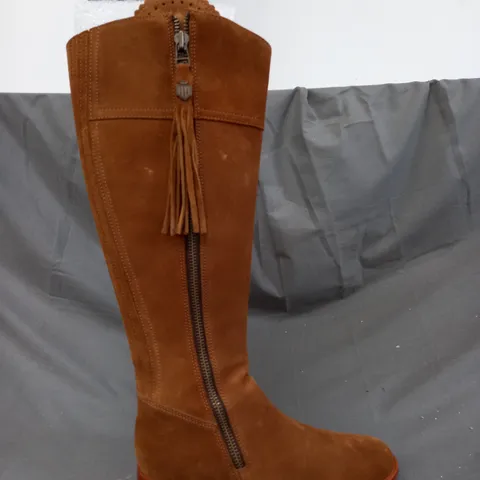 BOXED PAIR OF FAIRFAX & FAVOUR KNEE-HIGH BOOTS IN TAN EU SIZE 42