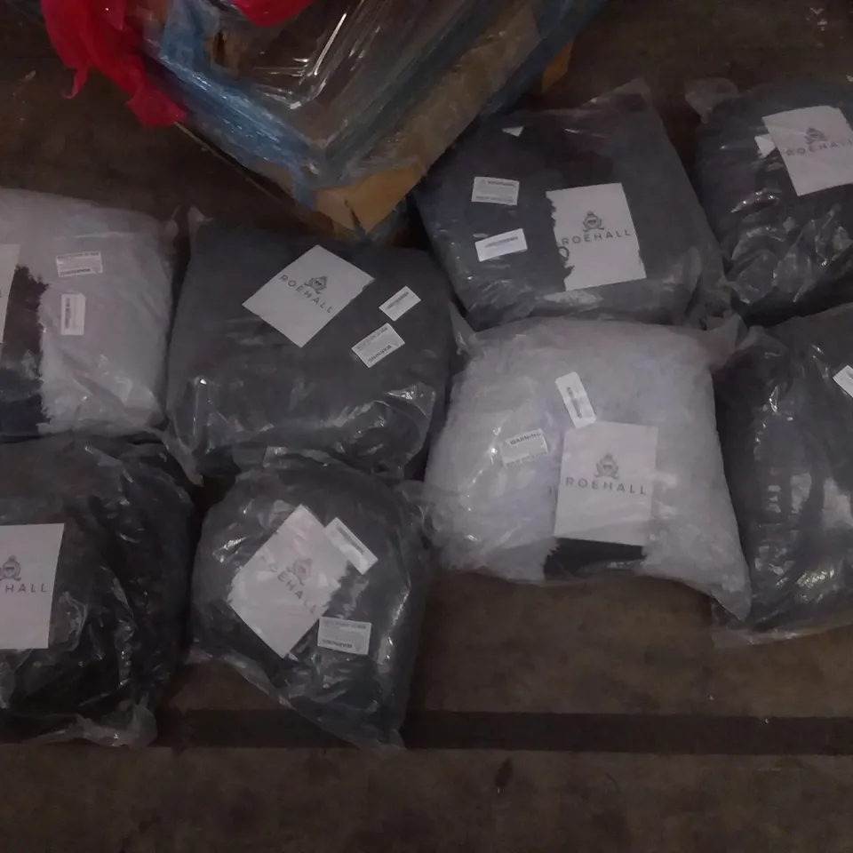 PALLET OF ASSORTED ROEHALL PET BEDS