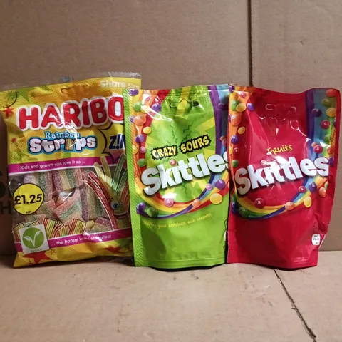 APPROXIMATELY 10 ASSORTED FOOD AND DRINK ITEMS TO INCLUDE SKITTLES, HARIBO, ETC