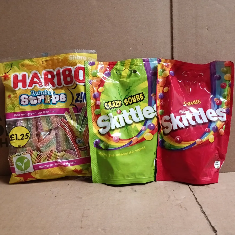APPROXIMATELY 10 ASSORTED FOOD AND DRINK ITEMS TO INCLUDE SKITTLES, HARIBO, ETC